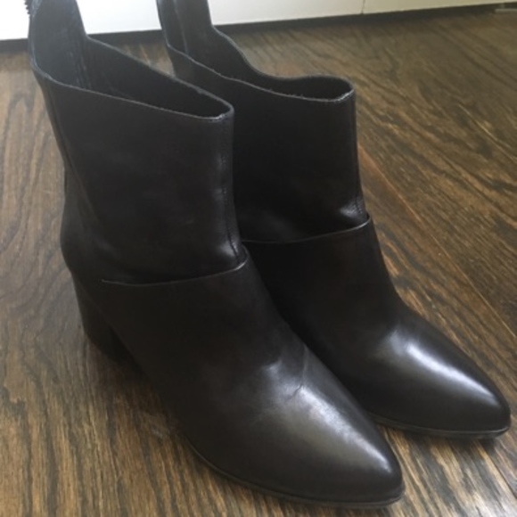 🆕 McQueen Leather Boots - Picture 6 of 17